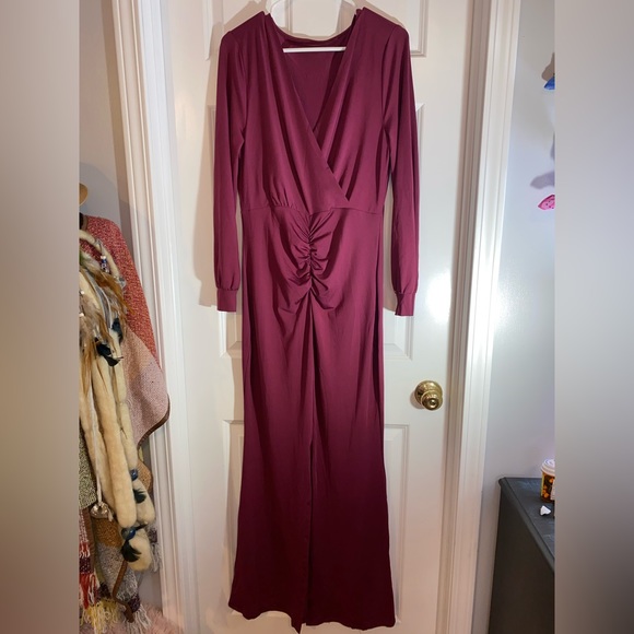 Dresses & Skirts - NWOT maxi bodycon dress with front slit and roushing.